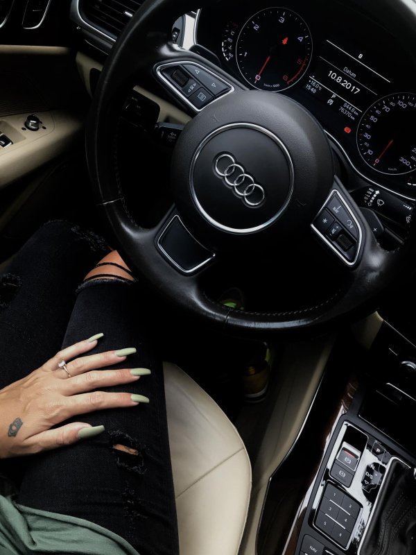 Девушка за рулем на аву