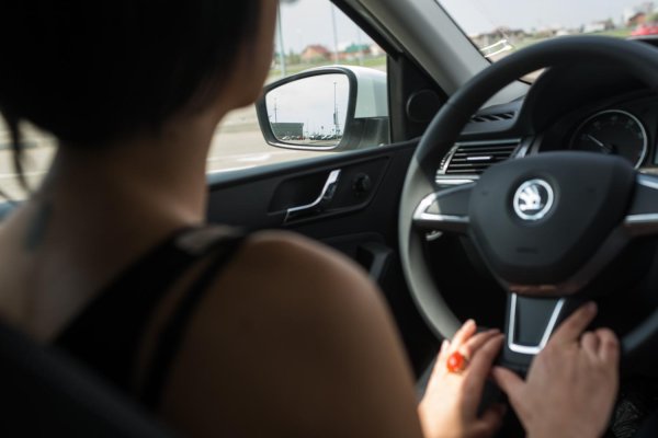 Девушка за рулем на аву