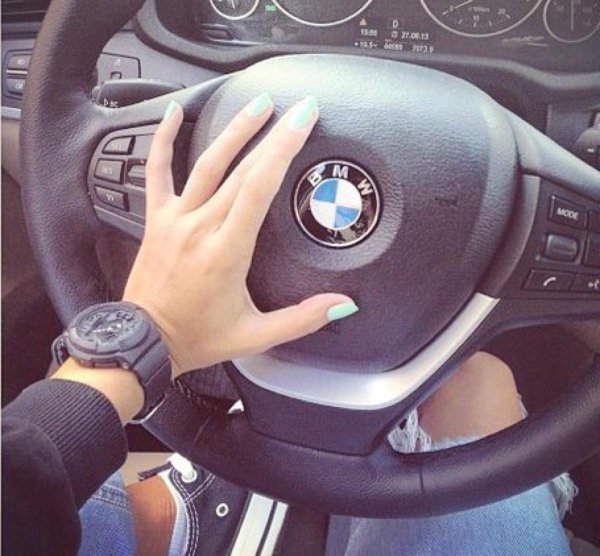 Девушка за рулем на аву