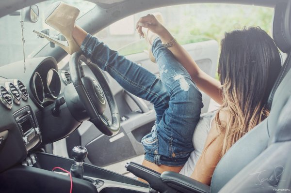 Девушка за рулем на аву