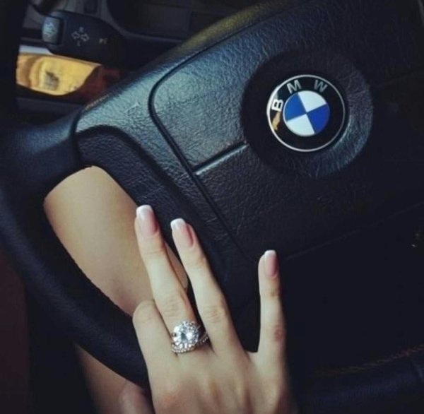 Девушка за рулем на аву