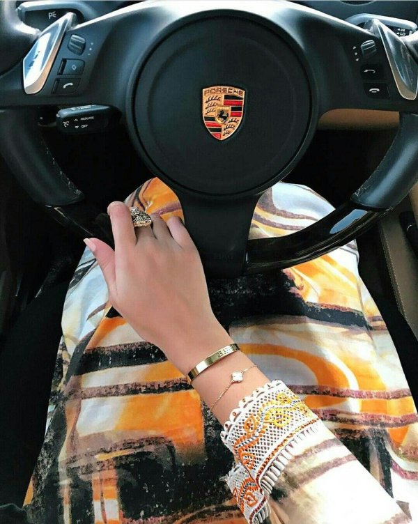 Девушка за рулем на аву