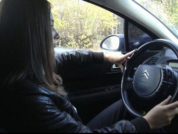 Девушка за рулем на аву