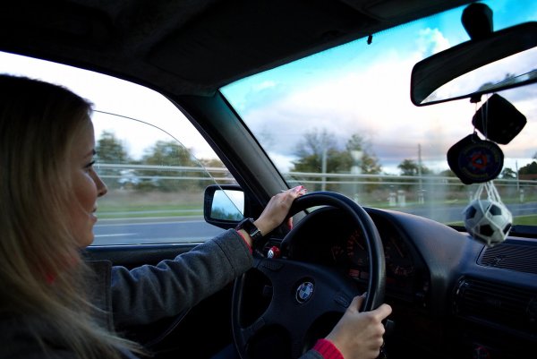 Девушка за рулем на аву