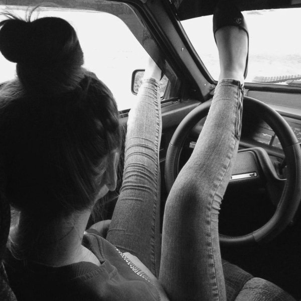 Девушка за рулем на аву