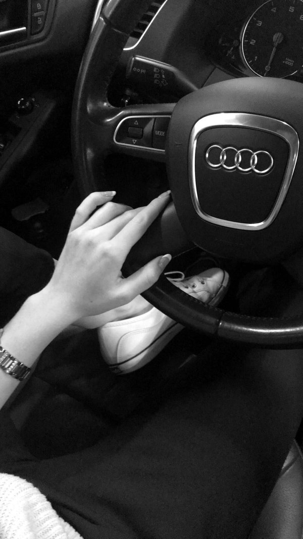 Девушка за рулем на аву