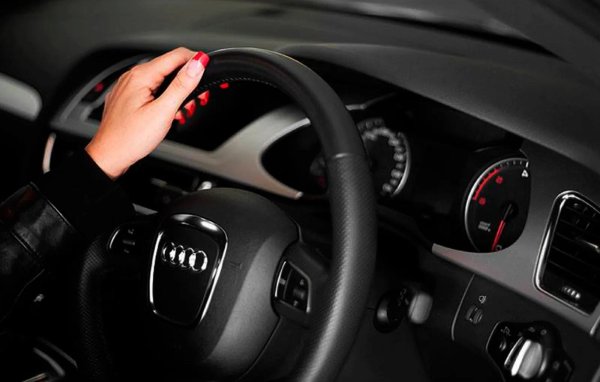 Девушка за рулем на аву