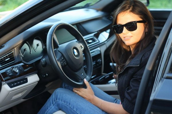 Девушка за рулем на аву