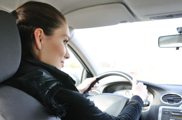 Девушка за рулем на аву