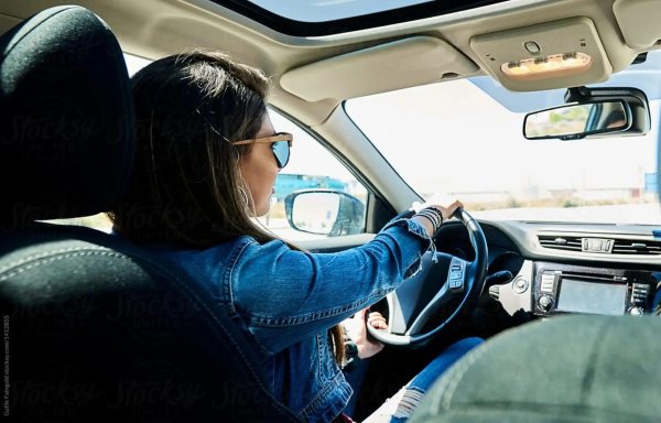 Девушка за рулем на аву