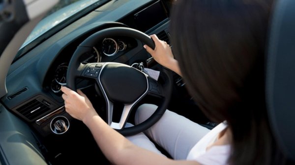 Девушка за рулем на аву