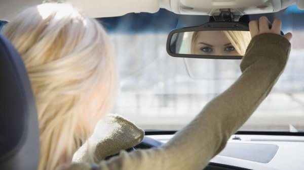 Девушка за рулем на аву