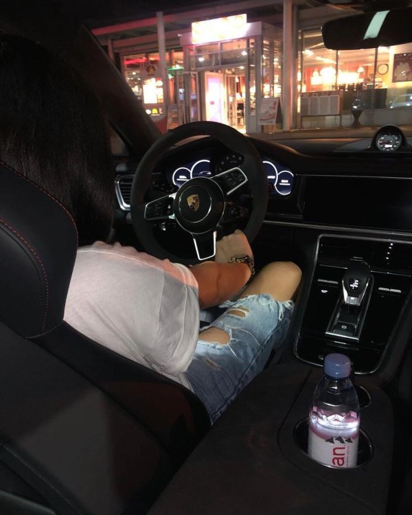 Девушка за рулем на аву