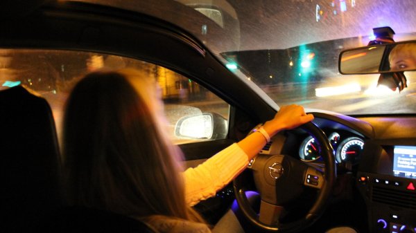 Девушка за рулем на аву