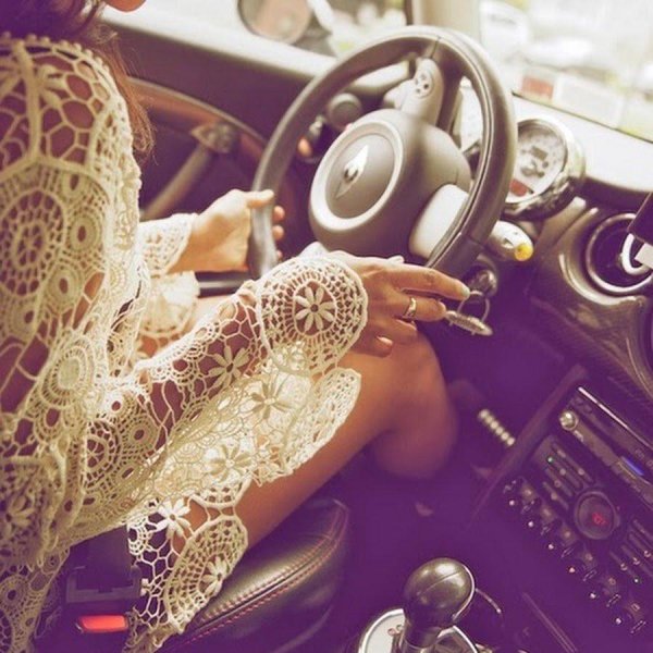 Девушка за рулем на аву