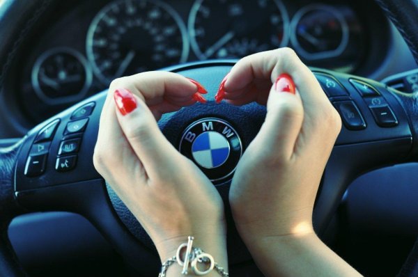 Девушка за рулем на аву