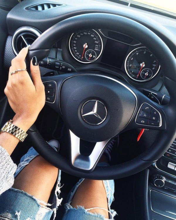 Девушка за рулем на аву