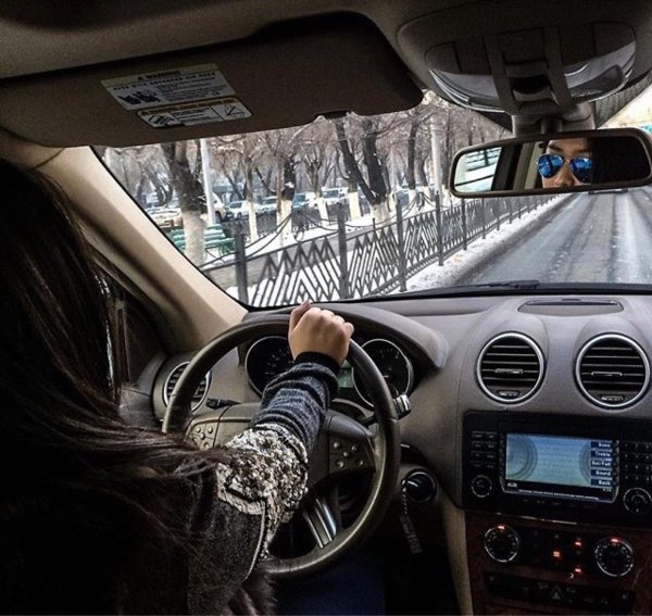 Девушка за рулем на аву