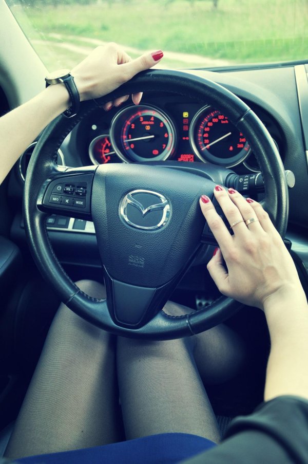 Девушка за рулем на аву