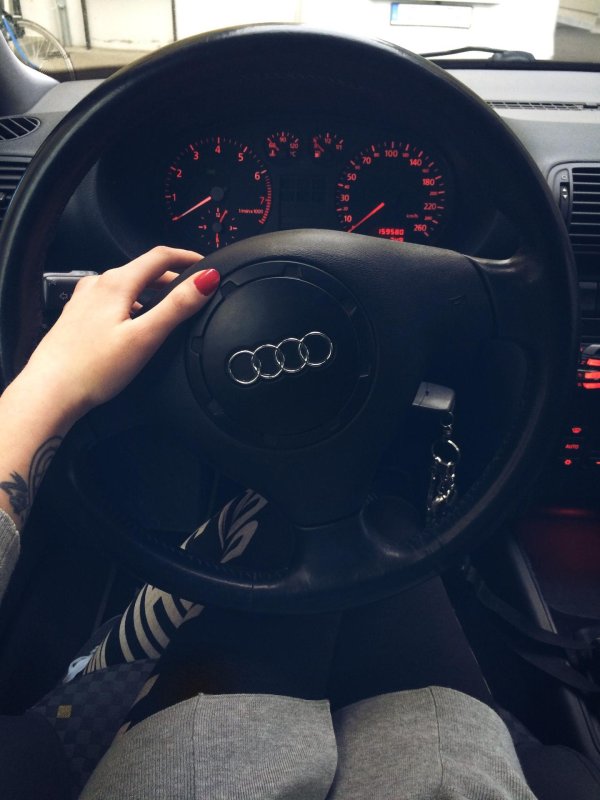 Девушка за рулем на аву