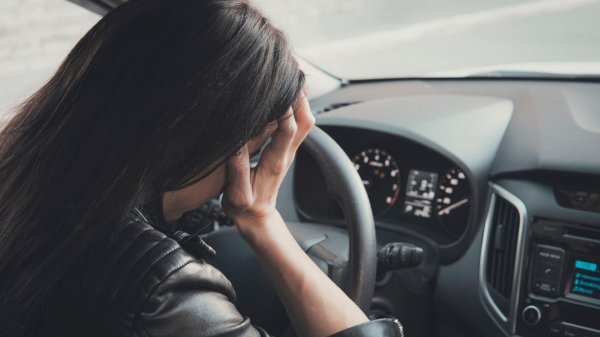 Девушка за рулем на аву