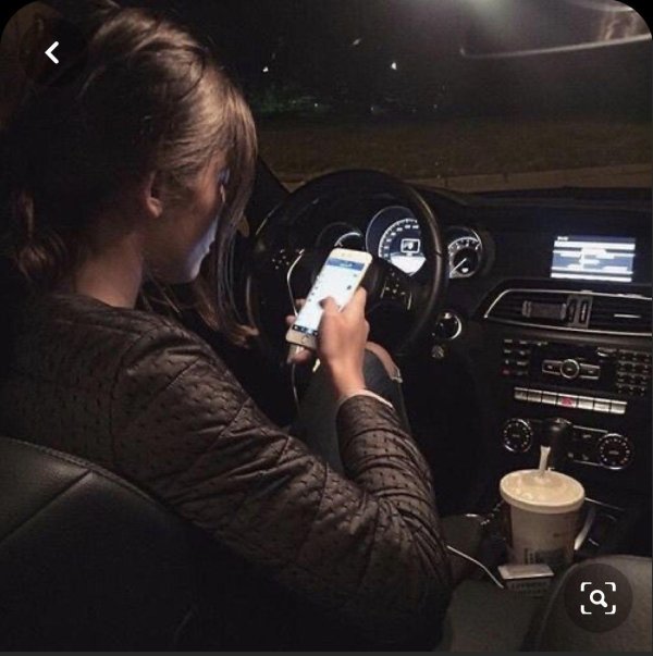 Девушка за рулем на аву