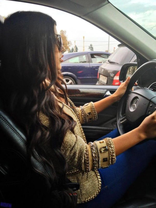 Девушка за рулем на аву