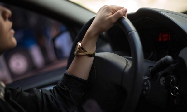 Девушка за рулем на аву