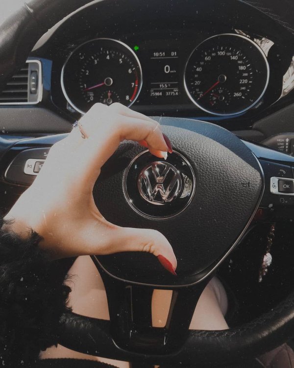 Девушка за рулем на аву