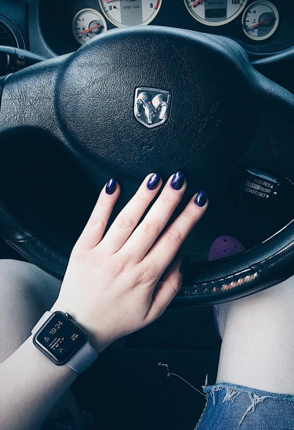 Девушка за рулем на аву