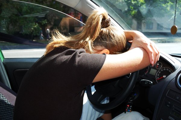 Девушка за рулем на аву