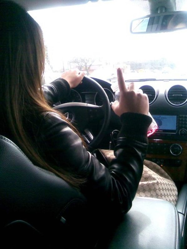 Девушка за рулем на аву