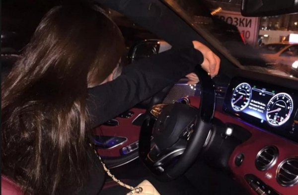 Девушка за рулем на аву