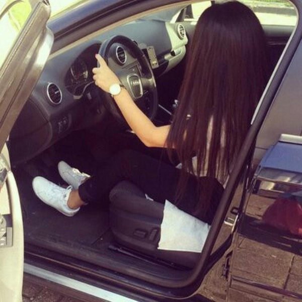 Девушка за рулем на аву