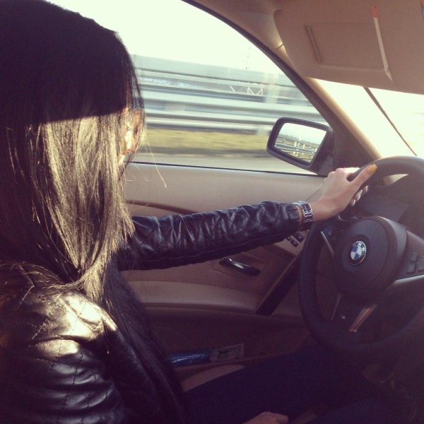 Девушка за рулем на аву