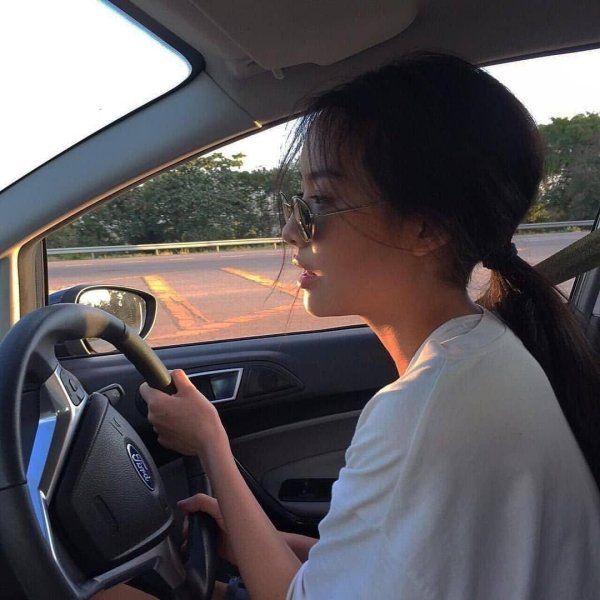 Девушка за рулем на аву