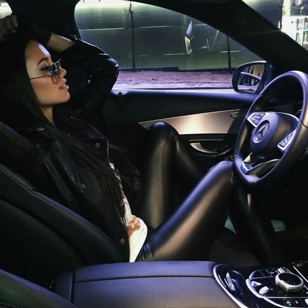 Девушка за рулем на аву