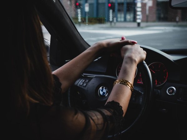 Девушка за рулем на аву