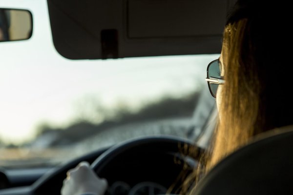 Девушка за рулем на аву