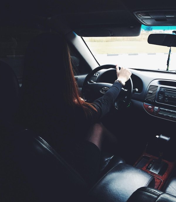 Девушка за рулем на аву