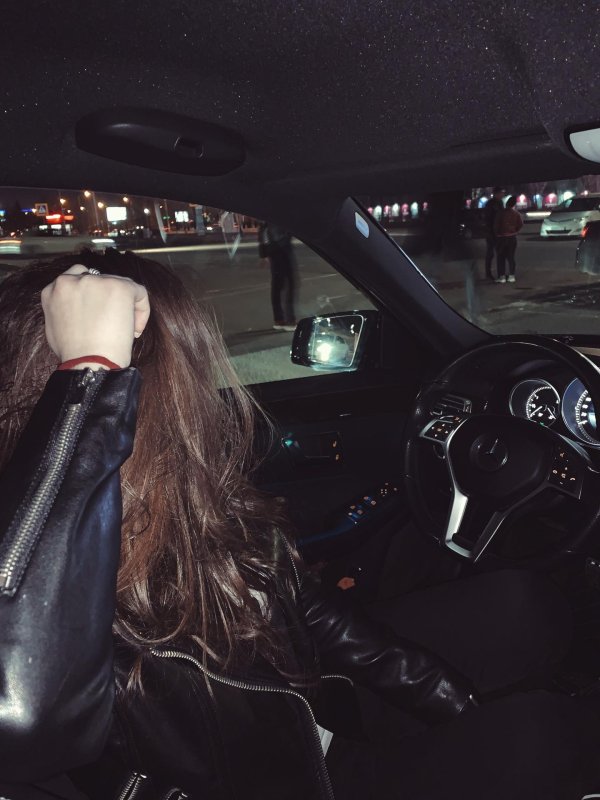 Девушка за рулем на аву