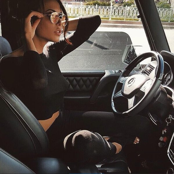 Девушка за рулем на аву