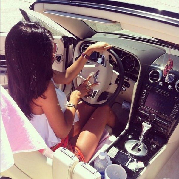 Девушка за рулем на аву