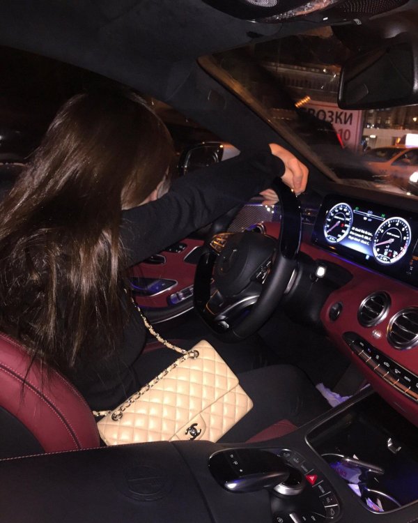 Девушка за рулем на аву