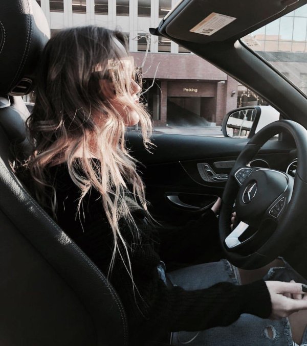 Девушка за рулем на аву