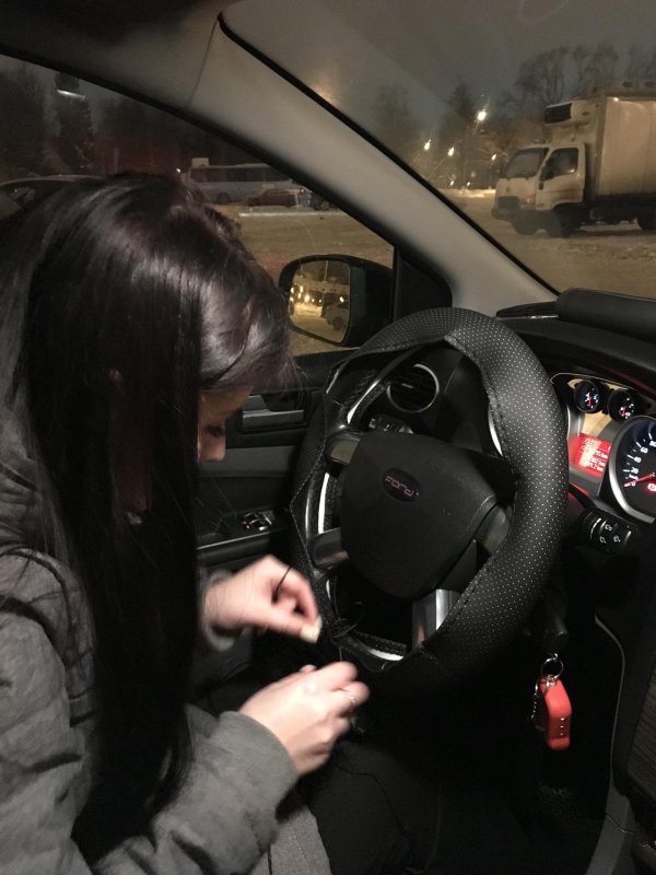 Девушка за рулем на аву