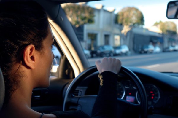 Девушка за рулем на аву