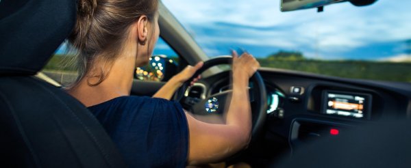 Девушка за рулем на аву