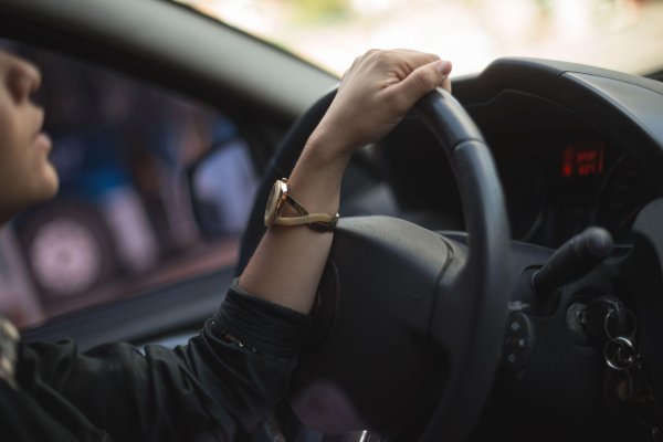 Девушка за рулем на аву