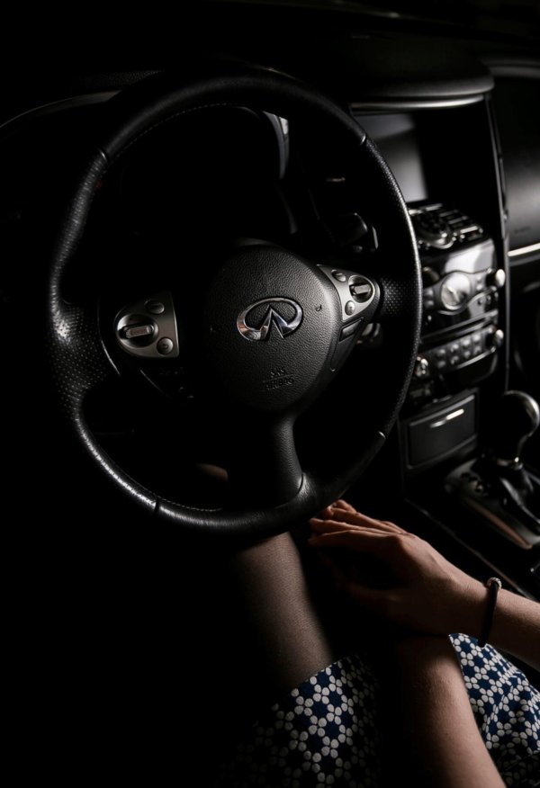 Девушка за рулем на аву